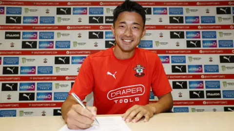 Yukinari Sugawara signs his contract with Southampton 