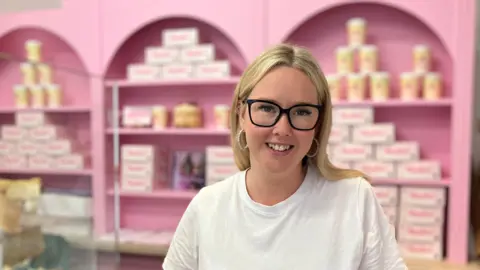 Alice Cunningham/BBC Rebecca Cockett owner of Mama Bear Cake Bar