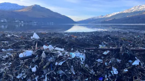 BBC Marine Litter tenggelam di tepi Loch Long di Arrochar