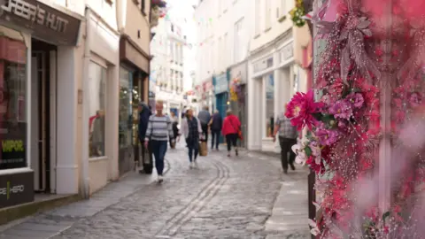 BBC People haciendo compras en St Peter Port