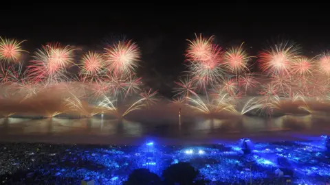 Tita Barros/Reuters Fogos de artifício explodem durante as comemorações de Ano Novo na praia de Copacabana, no Rio de Janeiro, Brasil