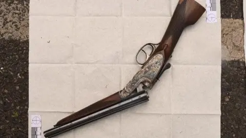 Thames Valley Police A vintage sawn-off shotgun.