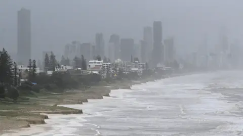 Reuters Sebuah pantai yang rusak dan terkikis di pantai terlihat di Gold Coast setelah hujan lebat dan angin yang disebabkan oleh topan Alfred