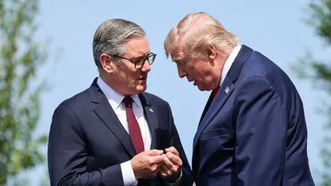 Keir Starmer (left) talks to Donal Trump (right)