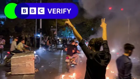 Getty Images Een Iraanse vrouw zonder hijab protesteert op straat in Teheran, Iran.