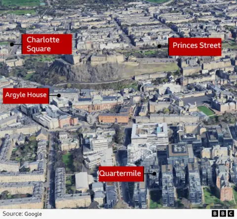 Una imagen aérea del centro de Edimburgo que muestra varias zonas donde propiedades destacadas están registradas con una dirección en el extranjero.  