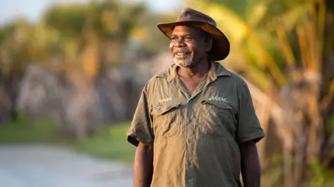 Penjaga Rawa Aborigin Perusahaan Aborigin Otto Campion adalah pemilik tradisional wilayah Central Arnhem Land di Top End