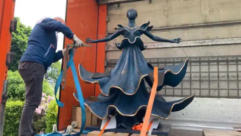 BBC The Dalian Dancer being unloaded from a lorry