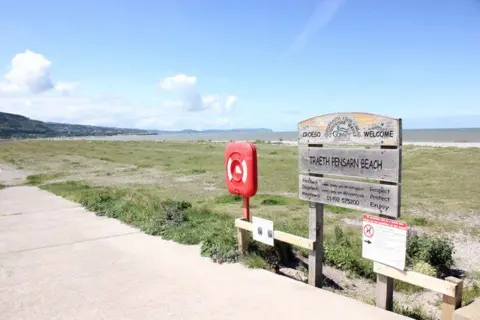 Jeff Buck /Geograph Pensarn beach