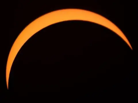Isit Al Image of moon blocking the sun