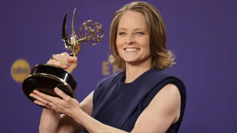 EPA Jodie Foster pemenang Aktris Utama Luar Biasa dalam Serial Terbatas atau Antologi atau Film untuk 'True Detective: Night Country' berpose dengan penghargaannya di ruang pers selama upacara Penghargaan Emmy tahunan ke-76 yang diadakan di Peacock Theater di Los Angeles, California, AS, 15 September 2024