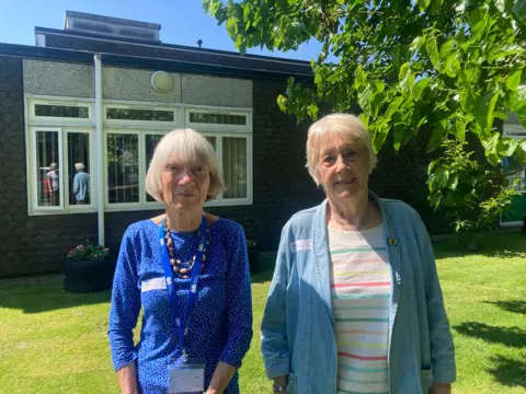 Two volunteers at Canarvon Primary School, celebrating 35 years of helping children.