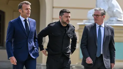 The head of the Environmental Protection Agency, France Emmanuel Macron, President of Ukraine, Volodimir Zellinski, and British Prime Minister Kiir Starmer walks with Zelinski moves his hands