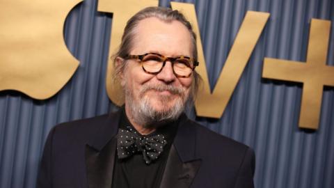 Gary Oldman narra poema de Natal para o MI5 - jili