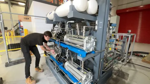 Les ingénieurs travaillent sur des distributeurs d'hydrogène prototype pour le programme HGV.