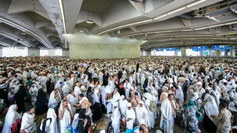  EPA-EFE  Pilgrims wearing white clothing near Mecca