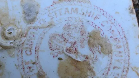 Deep Wreck Diver, YouTuber The plate found in the shipwreck with the Cunard logo