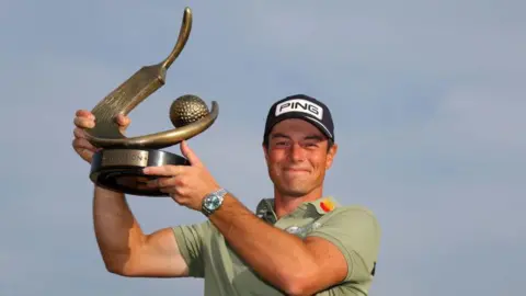Viktor Hovland with the Valspar Championship trophy