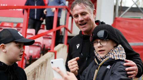 Phil Parkinson (centre) with young Wrexham supporters