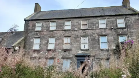 Northumberland County Council A Georgian mansion house, dating back to 1754, and the former site of Berwick Grammar School, in a state of disrepair. It is a three-storey building with boarded up windows.