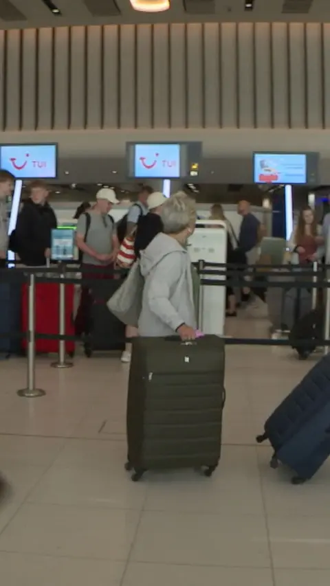 MANCHESTER AIRPORT DEPARTURES 