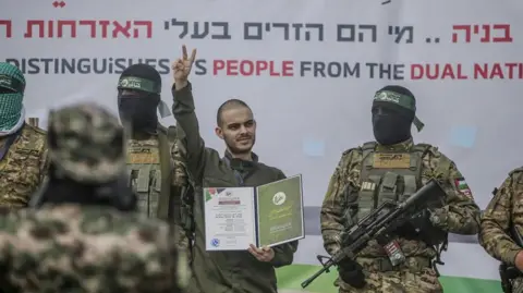 Gambar Shutterstock menunjukkan sandera Israel Omer Wenkert tak lama sebelum ia diserahkan ke Palang Merah di kamp pengungsi Al Nusairat, Central Gaza Strip, pada 22 Februari 2025