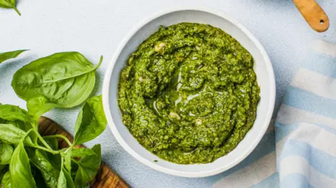 Getty Images Semangkuk pesto segar, berisi kacang pinus, basil, bawang putih, minyak, dan parmesan