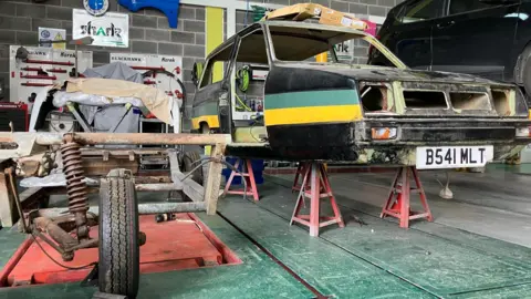 BBC The body of a Reliant Rialto on jacks and a wheel on an axle