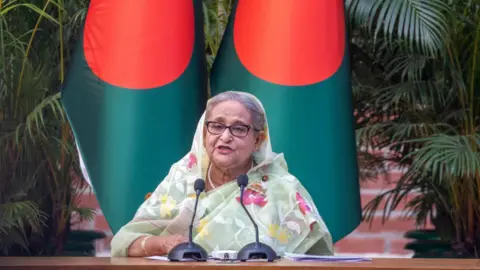 De Bangladesh EPA-premier Sheikh Hasina spreekt een ontmoeting toe met buitenlandse waarnemers en journalisten in Dhaka in januari 2024.