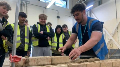 Bricklaying course at SGS