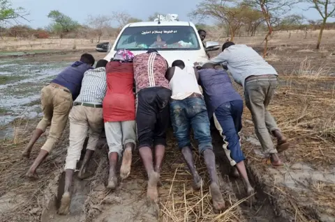 Mohamed Zakaria People pushing a car