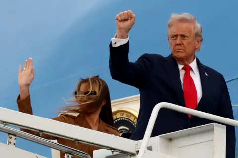 El presidente de los Estados Unidos de Kevin Lamarque/Reuters, Donald Trump, y la primera dama Melania Trump, gestan mientras abordan la Fuerza Air Force One para partir del aeropuerto de Stansted de Londres, en Stansted, cerca de Londres, Gran Bretaña, el 18 de septiembre de 2025.