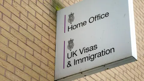 Getty Images un letrero lectura "Ministerio del Interior, Visas e Inmigración del Reino Unido"