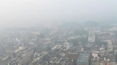 Getty Images An aerial view of Delhi's built-up houses barely visible as they are engulfed in smog on 14 November, 2024.