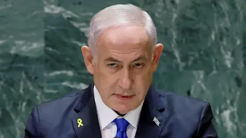 Le Premier ministre israélien Benjamin Netanyahu portait un blazer bleu marine, une chemise blanche et une cravate bleu royal. 