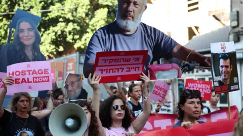 Families van Israëlische gijzelaars en hun aanhangers protesteren ter ondersteuning van het staakt-het-vuren en de vrijlating van gijzelaars in Gaza, in Tel Aviv, Israël (15 augustus 2024)