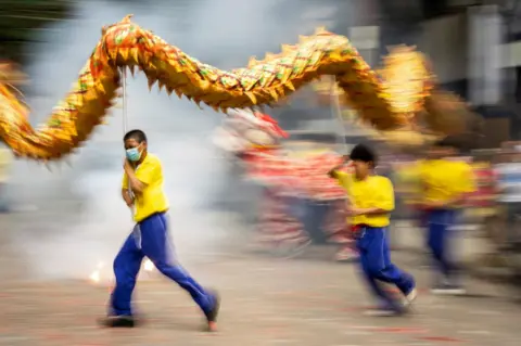 Eloisa Lopez/Reuteres Dragon Dancers عروض بينما انفجرت الألعاب النارية في Binondo ، مانيلا ، الفلبين.