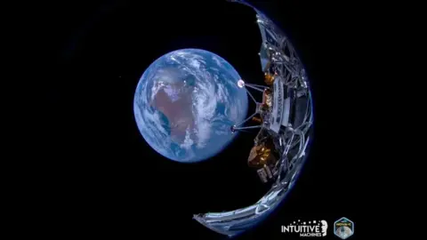 Uma máquina intuitiva/a Sociedade Planetária é um ingrediente projetado por canadensis, no lander de máquinas intuitivamente intuitivas. A terra é vista contra um céu preto embaixo dela.