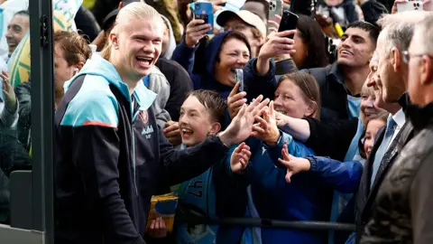 Action Images/Reuters Manchester City's Erling Braut Haaland with the fans ahead of the victory parade