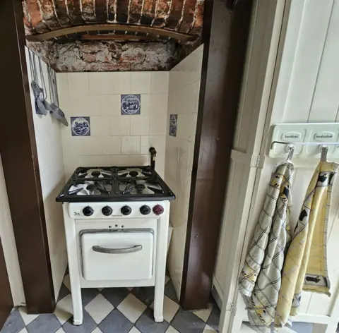 Marianne Wever An old gas cooker