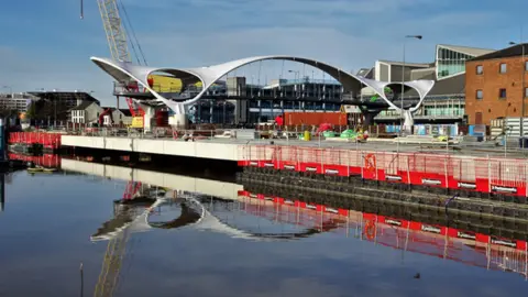 Bernard Sharp/Geograph Murdoch's Connection bridge Hull under construction in November 2019