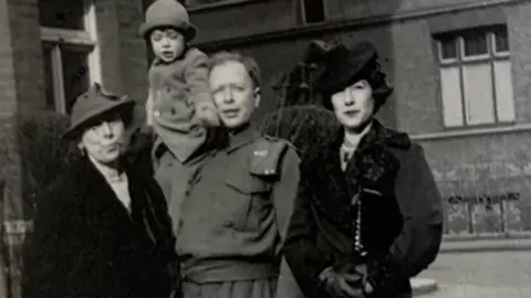 Ipswich War Memorial Kurt Glauber in 1941 with his mother, sister and his nephew