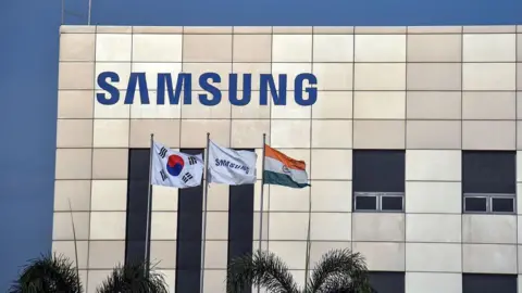 Reuters Mandatory Credit: Foto door RAGUL KRUSHAN/EPA-EFE/REX/Shutterstock (14722561i) Een algemeen beeld van de Samung-fabriek waar werknemers van Samsung India Electronics op 16 september 2024 in Chennai, Tamil Nadu, India in staking zijn. Volgens K Shanmugam, hoge politieagent van de districtspolitie van Kancheepuram in Tamil Nadu, arresteerde meer dan 100 Samsung-werknemers die in staking waren in de Samsung-fabriek voor huishoudelijke apparaten in de buurt van Chennai, omdat ze van plan waren een mars te houden zonder de noodzakelijke toestemming van de regering, waarbij ze betere lonen eisten. een week in staking. De politie van Tamil Nadu arresteert stakende Samsung-werknemers in de Samsung-fabriek voor huishoudelijke apparaten in Chennai, India - 16 september 2024.