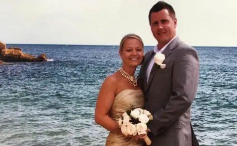 Family photo Kim and Mark Ovel on their wedding day