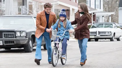 Netflix Zac Efron and Lily Collins in Extremely Wicked, Shockingly Evil and Vile