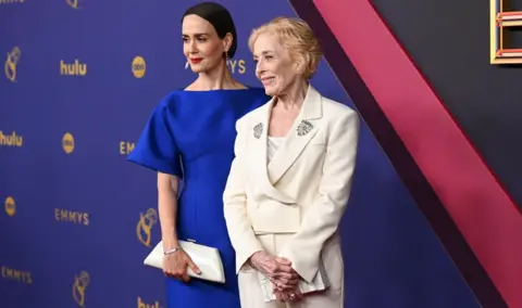 Getty Images Sarah Paulson dhe Holland Taylor në çmimet e 76-të Primetime Emmy të mbajtur në Teatrin Peacock më 15 shtator 2024 në Los Anxhelos, Kaliforni