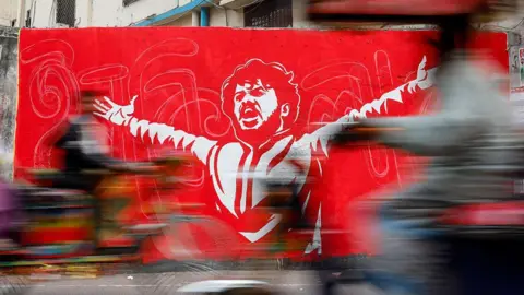 Getty Images Graffiti dilukis di Dhaka, Bangladesh, pada 21 Desember 2025, untuk mengenang Osman Hadi, yang terbunuh oleh tembakan penyerang. (Foto oleh Md. Rakibul Hasan Rafiu/NurPhoto via Getty Images)