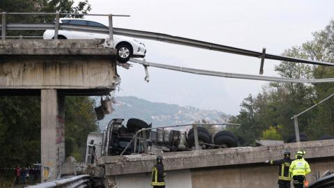 Italian bridge collapses on busy road in Lecco - BBC News