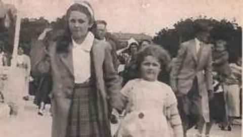 Suministró una foto en blanco y negro de Maralyn y Pat como niños. 