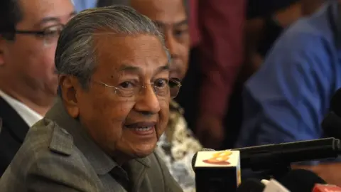 Getty Images Former Malaysian prime minister and winning opposition candidate Mahathir Mohamad (C) speaks to journalists during a press conference in Kuala Lumpur on May 10, 2018